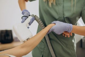 آیا لیزر غیرتماسی امن‌تر است؟